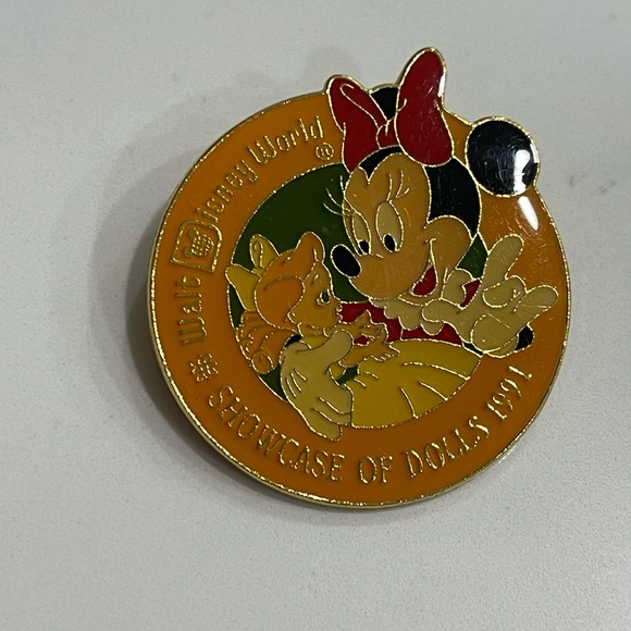 WALT DISNEY WORLD Showcase Of Dolls 1991 PIN - Picture 3 of 3